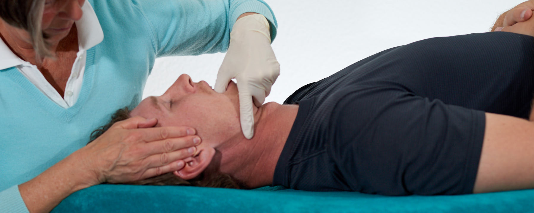 Craniomandibuläre Kiefergelenkbehandlung eines männlichen Patienten