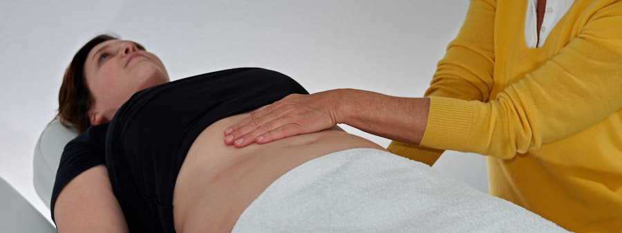 Viszerale Behandlung einer Patientin im Rahmen der osteopathischen Techniken